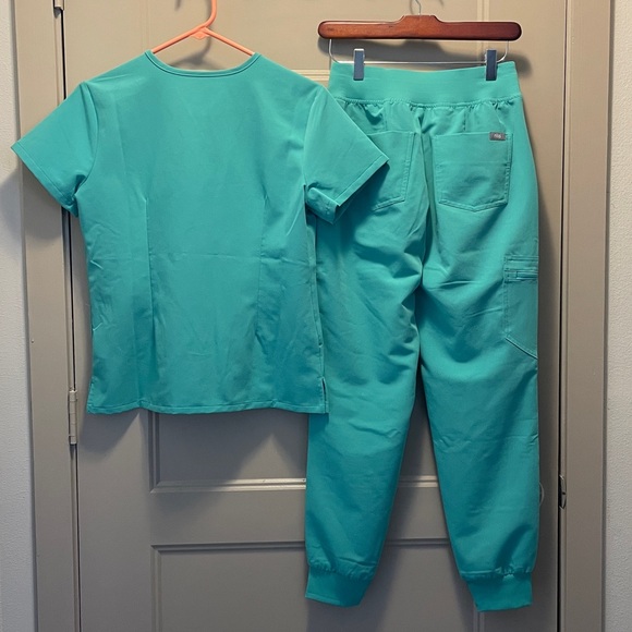 FIGS Scrub Set - Picture 2 of 8